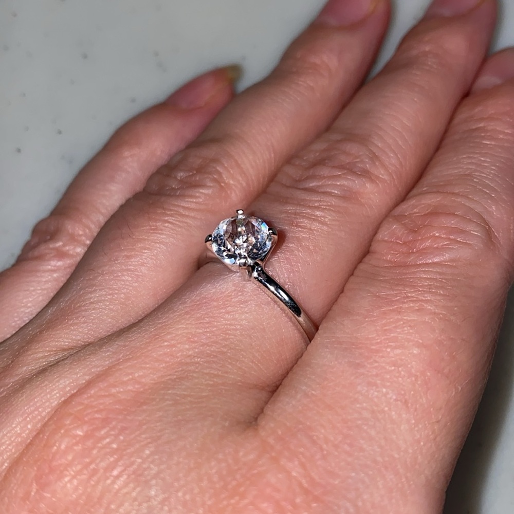 Ring fake diamond band